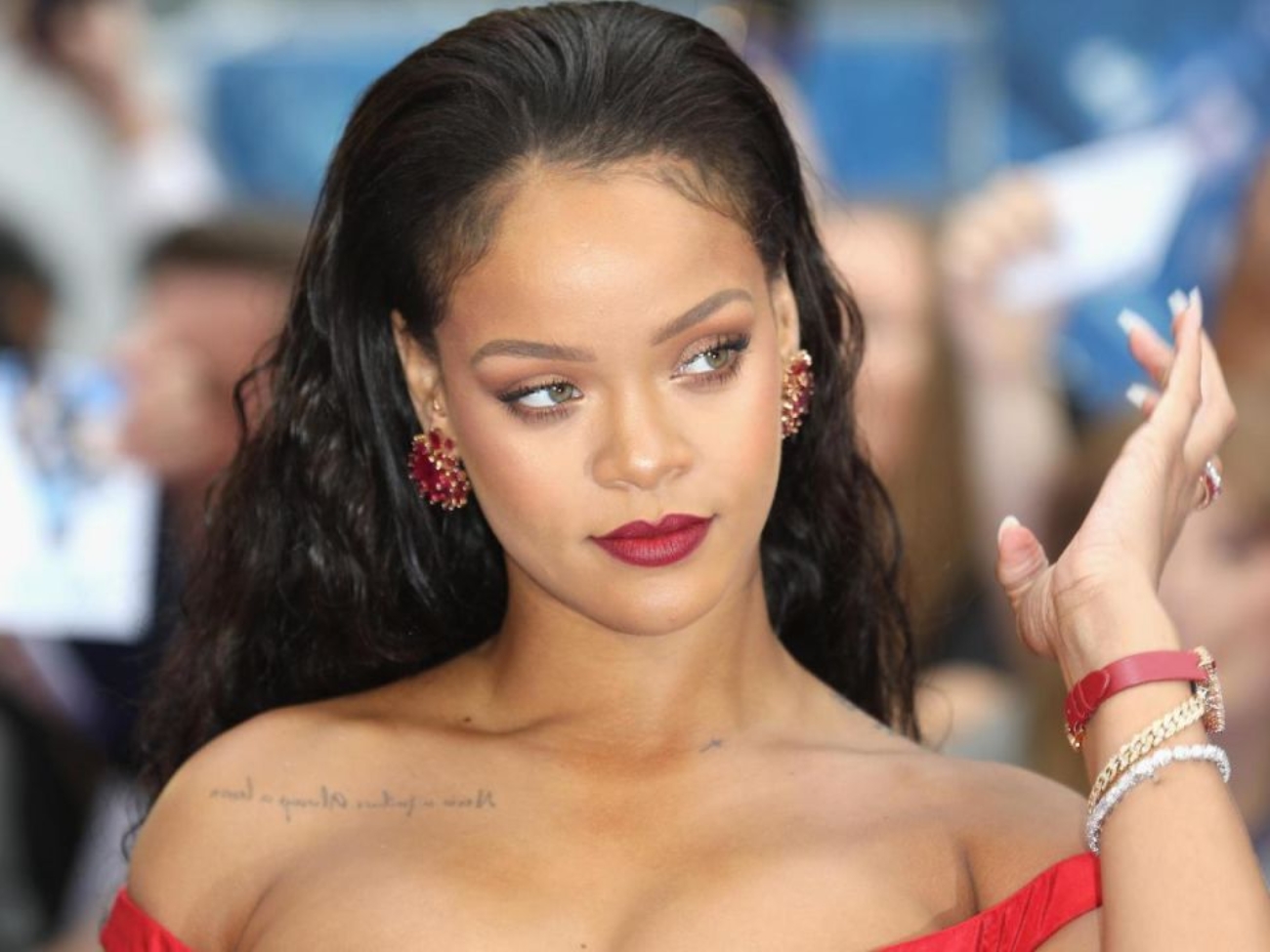 cnne-954785-rihanna-causa-polemica-con-provocadora-fotografia