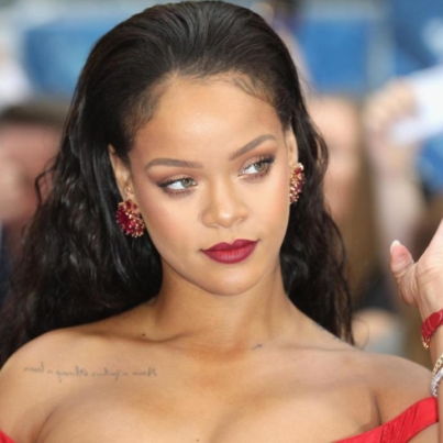 cnne-954785-rihanna-causa-polemica-con-provocadora-fotografia