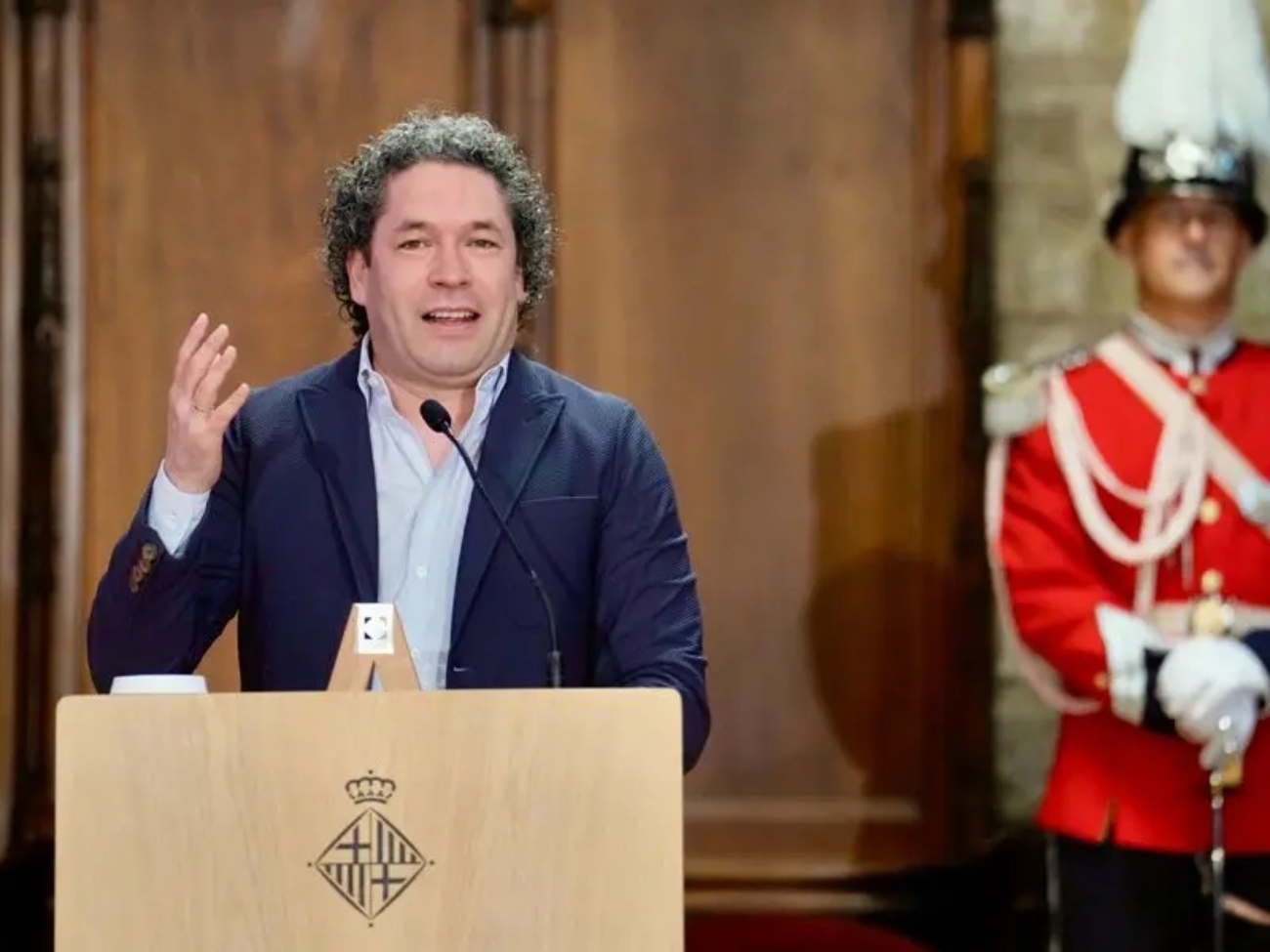 gustavo-dudamel-recibio-premio-amigo-de-barcelona-por-su-trayectoria-musical-153739