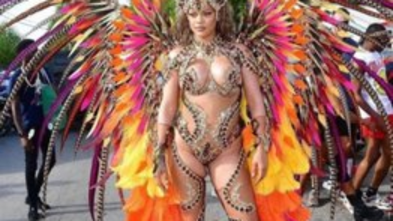 rihanna-arrasa-en-el-carnaval-de-barbados-y-reivindica-sus-raices-con-una-disenadora-autoctono-1849132 (1)