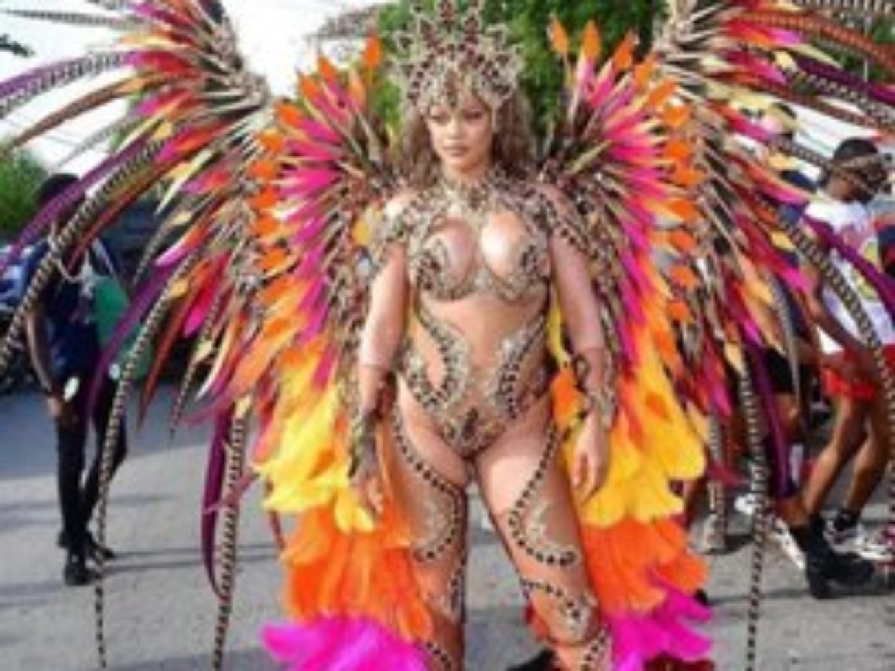 rihanna-arrasa-en-el-carnaval-de-barbados-y-reivindica-sus-raices-con-una-disenadora-autoctono-1849132 (1)