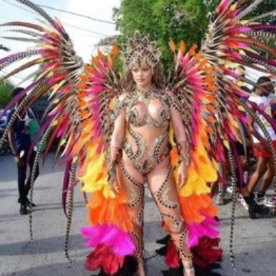 rihanna-arrasa-en-el-carnaval-de-barbados-y-reivindica-sus-raices-con-una-disenadora-autoctono-1849132 (1)