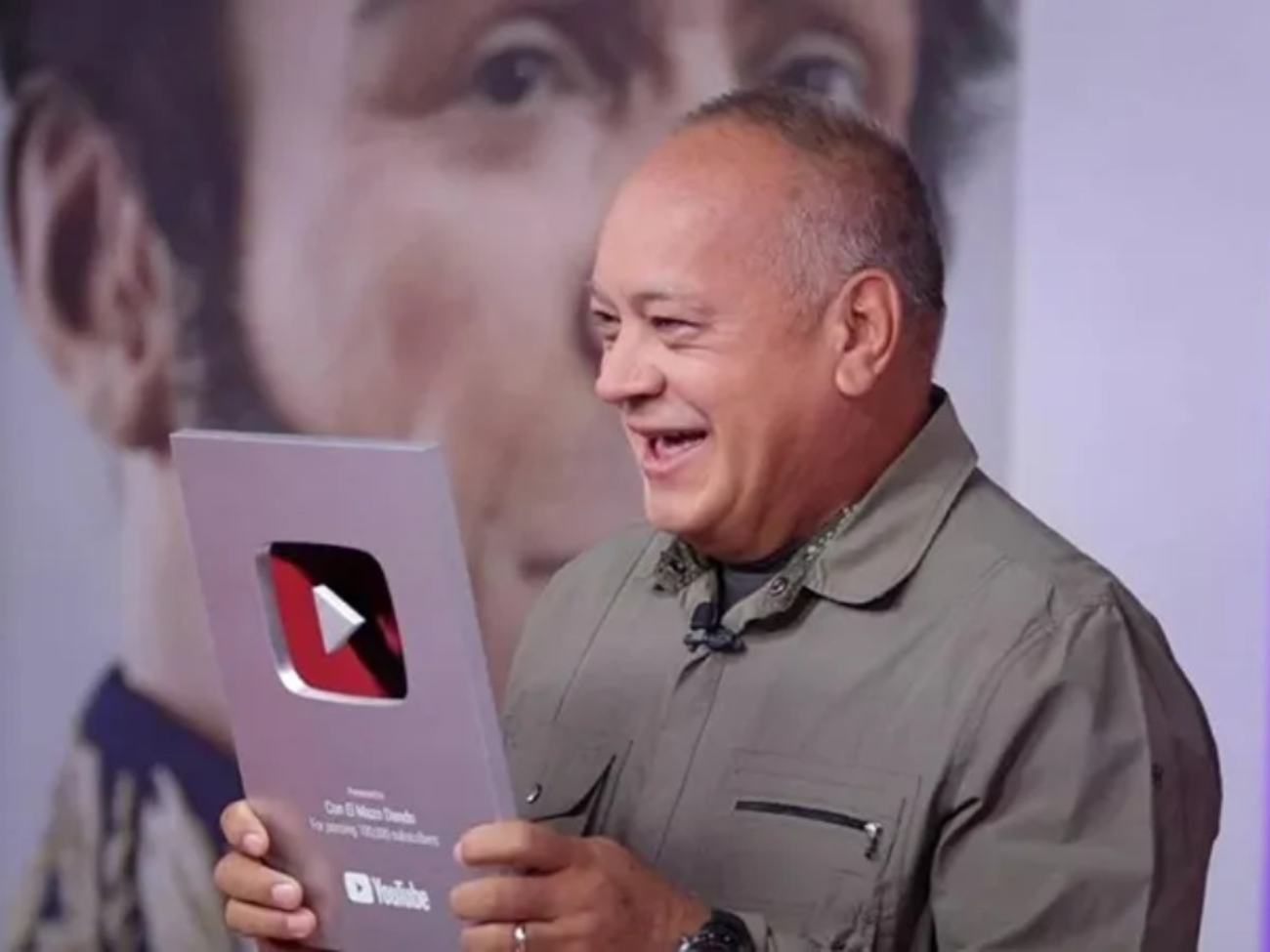 youtube-otorga-placa-a-diosdado-cabello-por-su-programa-con-el-mazo-dando-155821