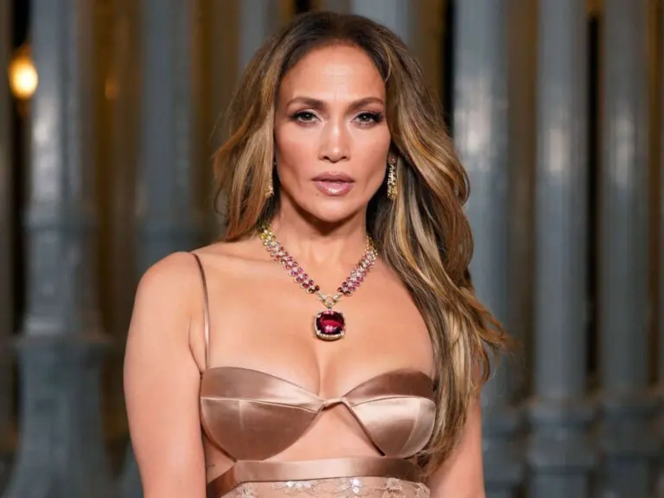 Jennifer-Lopez-is-worth-a-fortune-02-7e20dc921c5c4766bbe4a49840aece2d-768x576