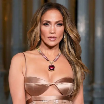 Jennifer-Lopez-is-worth-a-fortune-02-7e20dc921c5c4766bbe4a49840aece2d-768x576