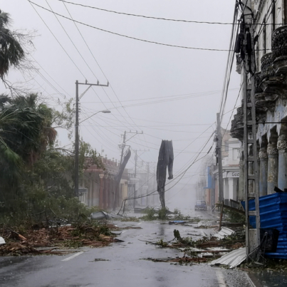 ACOMPAÑA CRÓNICA: HURACANES ATLÁNTICO CUBA - AME313. PINAR DEL RÍO (CUBA), 27/09/2022.- Fotografía de algunos de los destrozos dejados por el paso del huracán Ian, hoy, en Pinar del Río (Cuba). Héctor Polanco, cuentapropista (autónomo) de 32 años, temió por su vida -y, sobre todo, por la de su esposa y su hijo de cuatro meses- cuando el tejado de su casa en Pinar del Río se vino abajo en la madrugada y los dejó atrapados en la habitación. "Tuvimos que gritar 'auxilio' para que vinieran los vecinos a sacarnos", cuenta a Efe mientras recorre lo que queda de su hogar, entre montículos de teja, y con los ojos enrojecidos por el llanto. EFE/ Yander Zamora