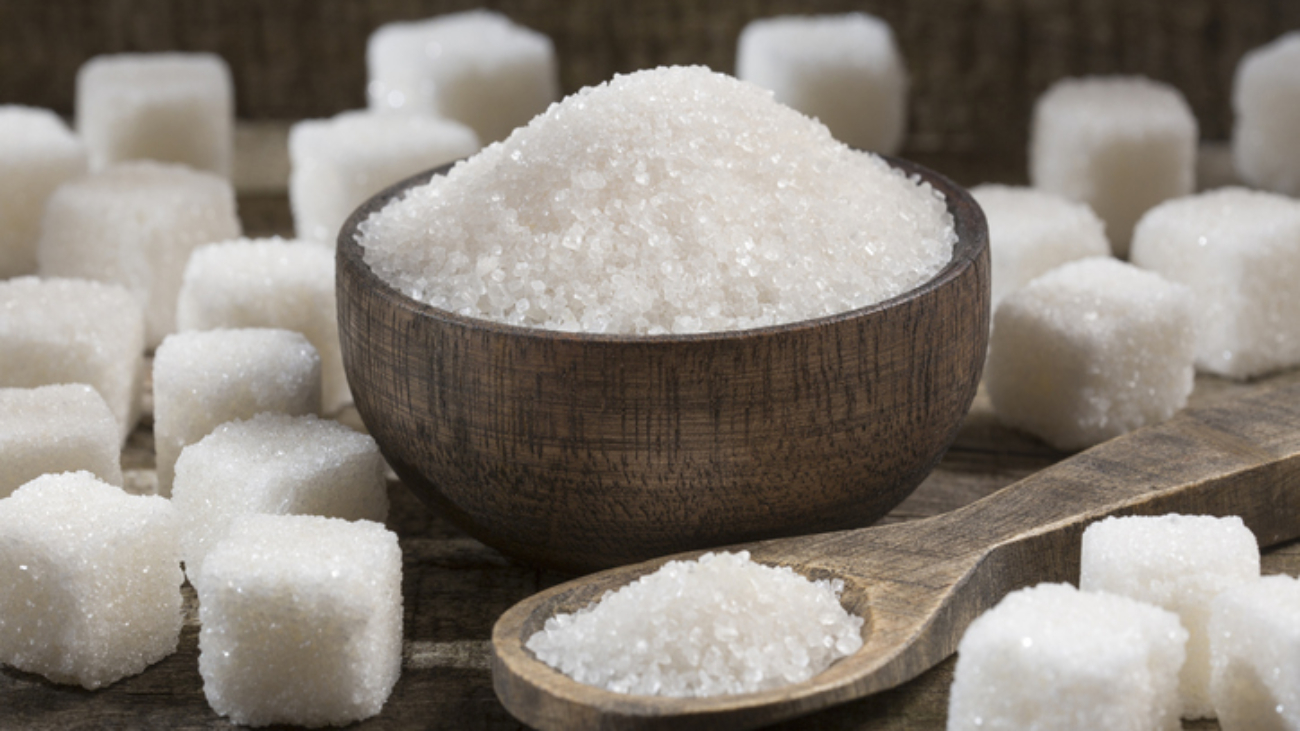 White refined sugar powder and cubes