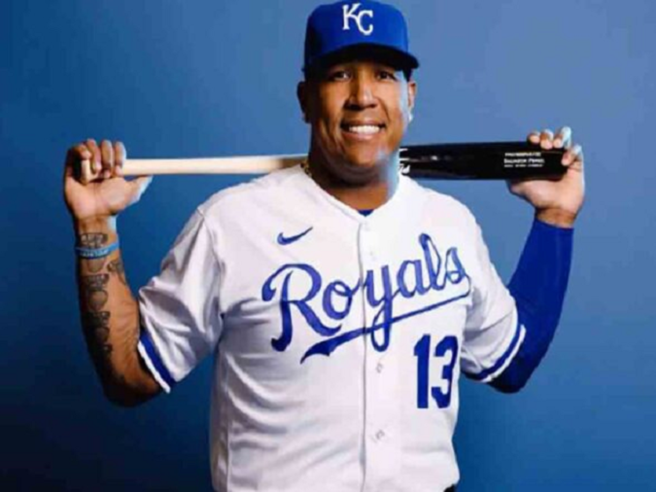 venezolano-salvador-perez-se-alzo-con-premio-roberto-clemente-2024-30584