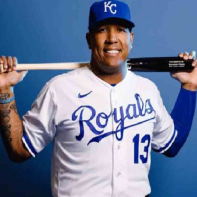 venezolano-salvador-perez-se-alzo-con-premio-roberto-clemente-2024-30584