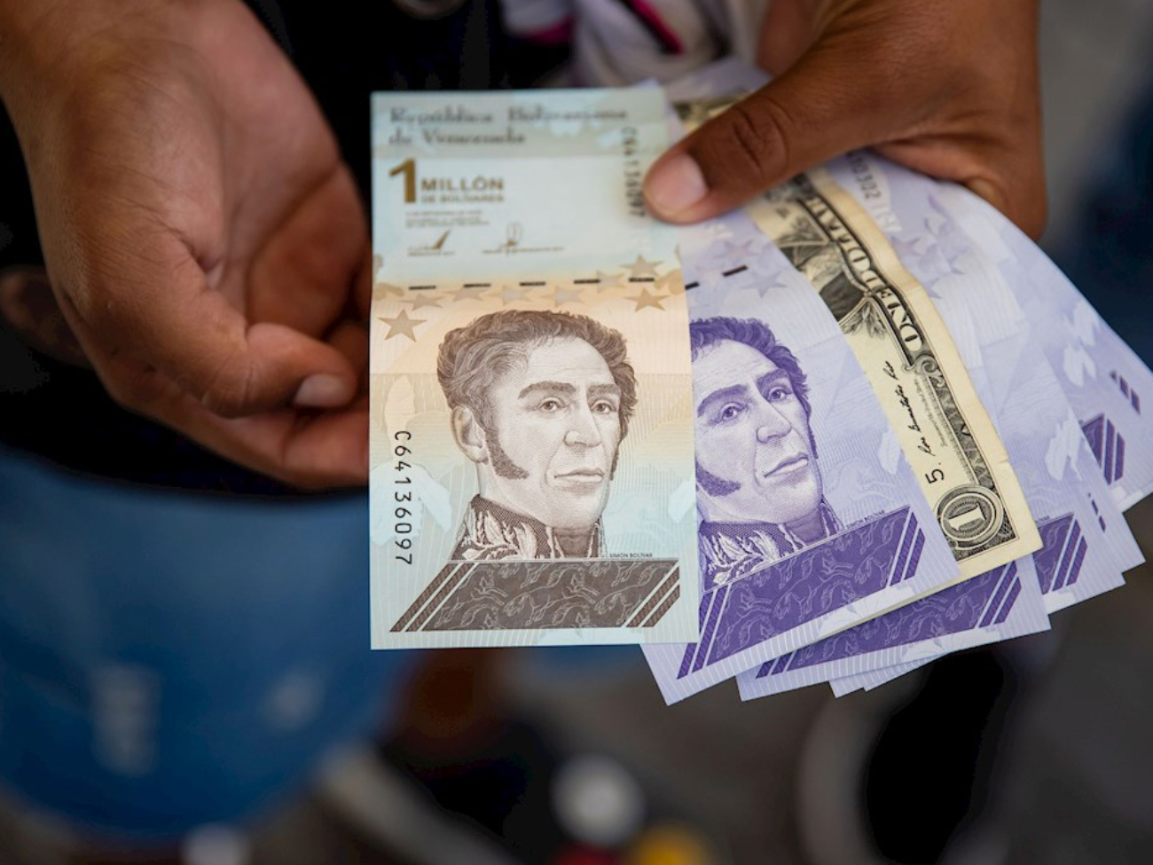 bolivares-dolar-venezuela-reconversion-EFE-1