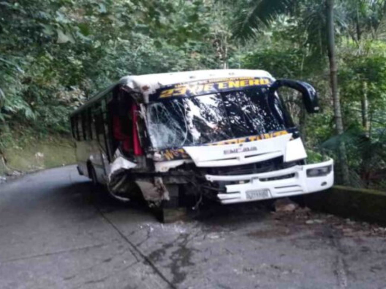 cinco-heridos-deja-accidente-en-la-carretera-hacia-choroni-163227