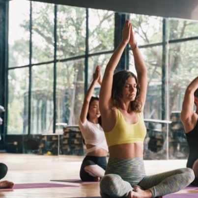 mujeres-practicando-yoga-en-el-gimnasio