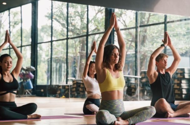 mujeres-practicando-yoga-en-el-gimnasio