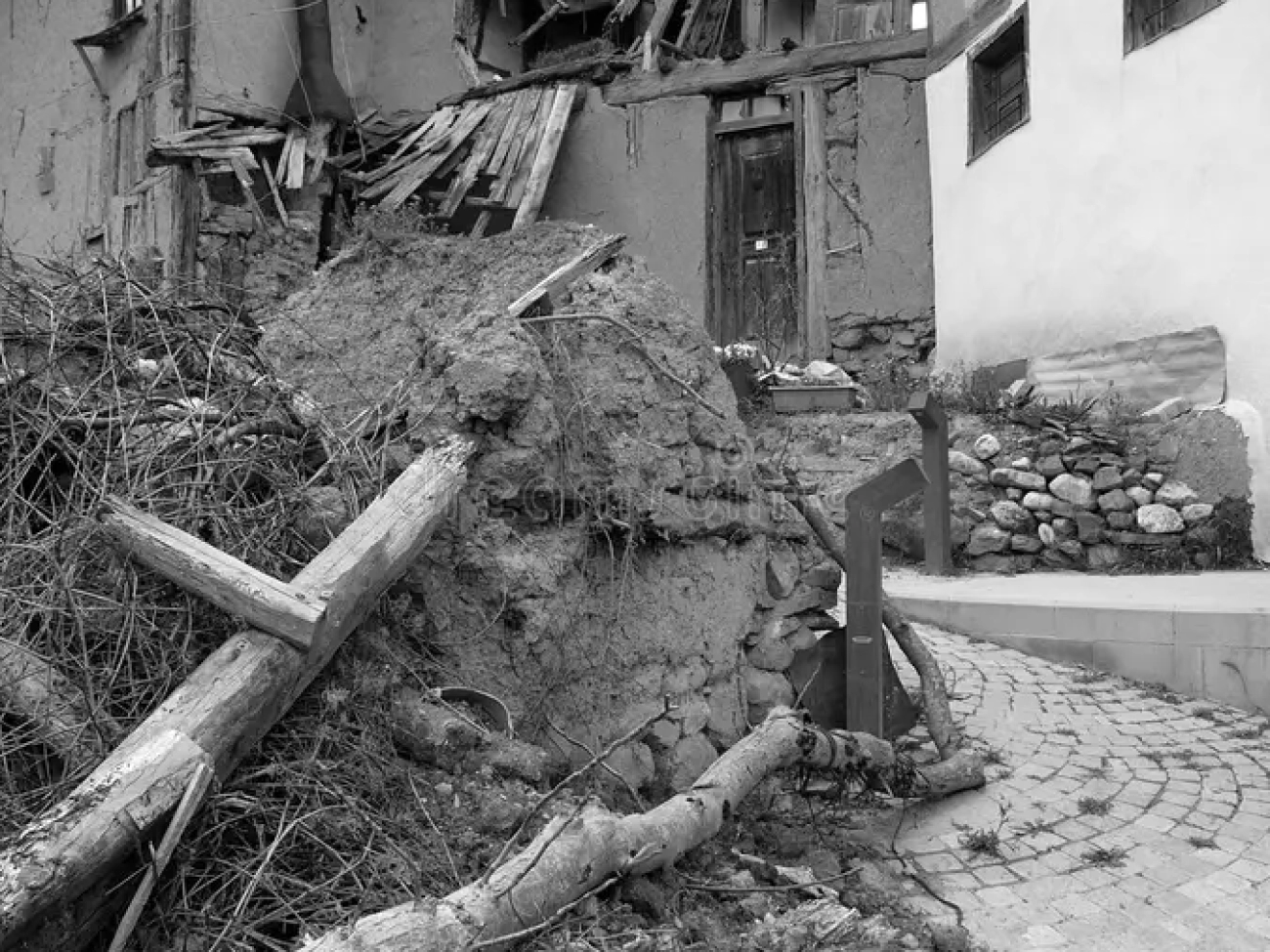 toma-vertical-en-escala-de-grises-las-ruinas-un-edificio-bueno-para-fotos-relacionadas-con-el-terremoto-una-192222627