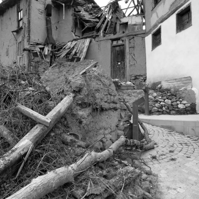 toma-vertical-en-escala-de-grises-las-ruinas-un-edificio-bueno-para-fotos-relacionadas-con-el-terremoto-una-192222627