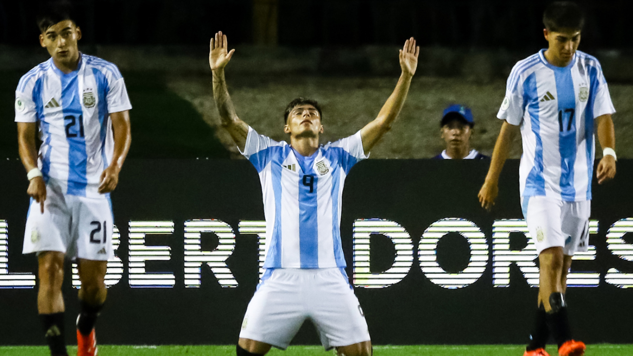 AME3881. VALENCIA (VENEZUELA), 24/01/2025.- Agustin Ruberto de Argentina celebra un gol este viernes, en un partido del grupo B del Campeonato Sudamericano sub-20 entre las selecciones de Brasil y Argentina en el estadio Polideportivo Misael Delgado en Valencia (Venezuela). EFE/ Juan Carlos Hernández