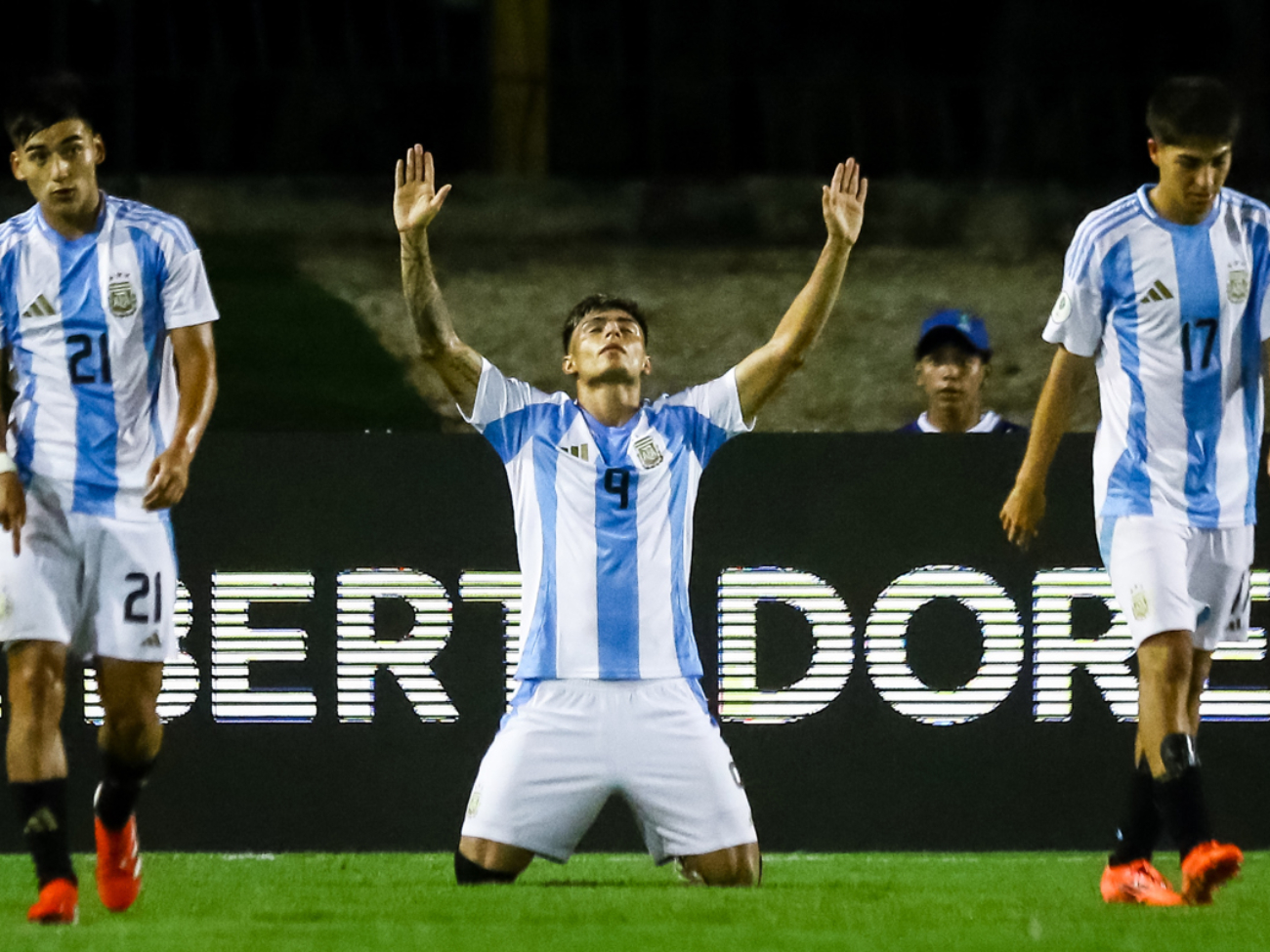 AME3881. VALENCIA (VENEZUELA), 24/01/2025.- Agustin Ruberto de Argentina celebra un gol este viernes, en un partido del grupo B del Campeonato Sudamericano sub-20 entre las selecciones de Brasil y Argentina en el estadio Polideportivo Misael Delgado en Valencia (Venezuela). EFE/ Juan Carlos Hernández