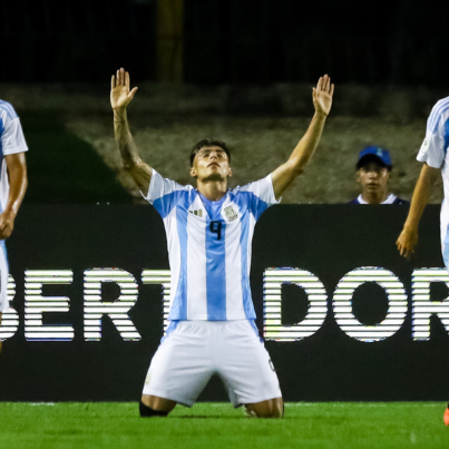 AME3881. VALENCIA (VENEZUELA), 24/01/2025.- Agustin Ruberto de Argentina celebra un gol este viernes, en un partido del grupo B del Campeonato Sudamericano sub-20 entre las selecciones de Brasil y Argentina en el estadio Polideportivo Misael Delgado en Valencia (Venezuela). EFE/ Juan Carlos Hernández