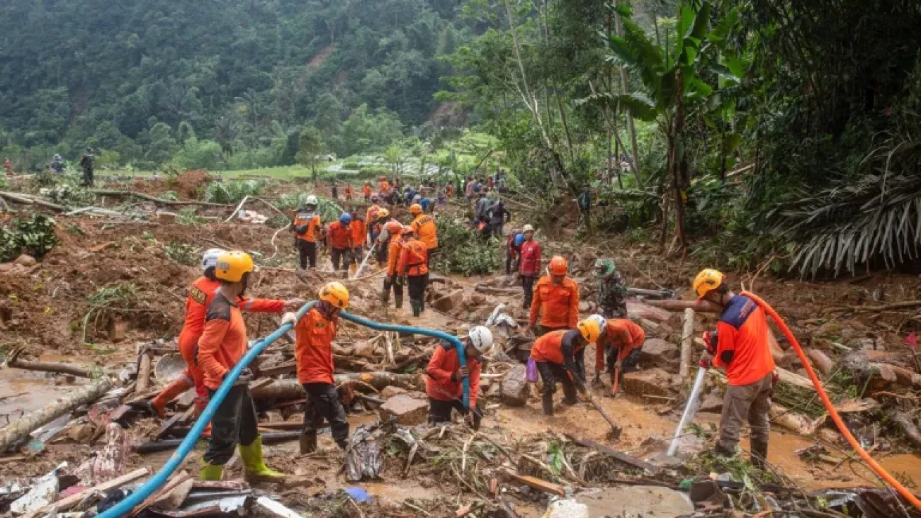 AFP__20250122__36VC24F__v1__Preview__IndonesiaDisasterLandslide (1)