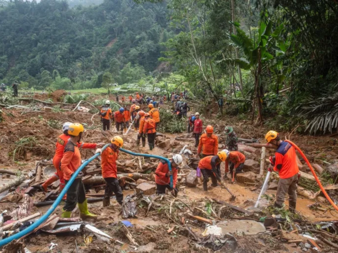 AFP__20250122__36VC24F__v1__Preview__IndonesiaDisasterLandslide (1)