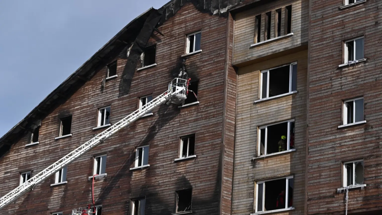 bomberos-laboran-en-hotel-en-turquia-que-se-incendio