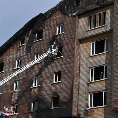 bomberos-laboran-en-hotel-en-turquia-que-se-incendio