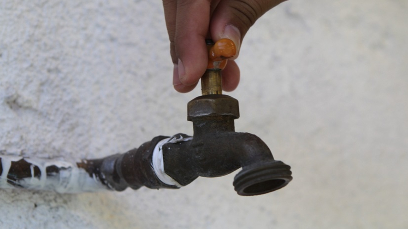 Puebla, Pue 30 Diciembre 2010.- 
Aspecto de una llave de agua que no tiene servicio debido a la escasez del vital líquido en diversas partes de la ciudad. El Sistema Operador de Agua Potable y Alcantarillado de Puebla (Soapap) informó que el próximo 31 de diciembre es el último día para pagar por adelantado el servicio de agua, drenaje y saneamiento del año 2011 con 20% de descuento para usuarios de Cuota Fija.
//Agencia Enfoque//