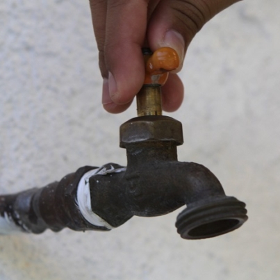 Puebla, Pue 30 Diciembre 2010.- 
Aspecto de una llave de agua que no tiene servicio debido a la escasez del vital líquido en diversas partes de la ciudad. El Sistema Operador de Agua Potable y Alcantarillado de Puebla (Soapap) informó que el próximo 31 de diciembre es el último día para pagar por adelantado el servicio de agua, drenaje y saneamiento del año 2011 con 20% de descuento para usuarios de Cuota Fija.
//Agencia Enfoque//