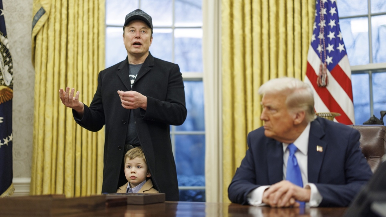 Washington (United States of America), 11/02/2025.- US entrepreneur and U.S. special government employee Elon Musk (L), with his son X, and US President Donald J. Trump (R) talk to media in the Oval Office of the White House in Washington, DC, USA, 11 February 2025. EFE/EPA/Aaron Schwartz / POOL