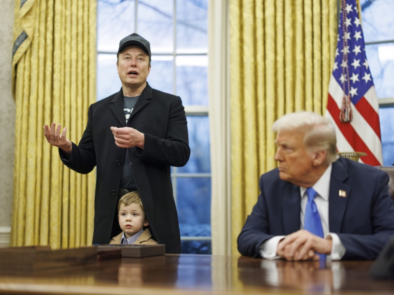 Washington (United States of America), 11/02/2025.- US entrepreneur and U.S. special government employee Elon Musk (L), with his son X, and US President Donald J. Trump (R) talk to media in the Oval Office of the White House in Washington, DC, USA, 11 February 2025. EFE/EPA/Aaron Schwartz / POOL