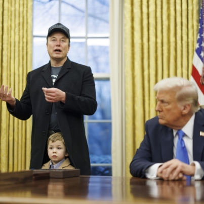 Washington (United States of America), 11/02/2025.- US entrepreneur and U.S. special government employee Elon Musk (L), with his son X, and US President Donald J. Trump (R) talk to media in the Oval Office of the White House in Washington, DC, USA, 11 February 2025. EFE/EPA/Aaron Schwartz / POOL