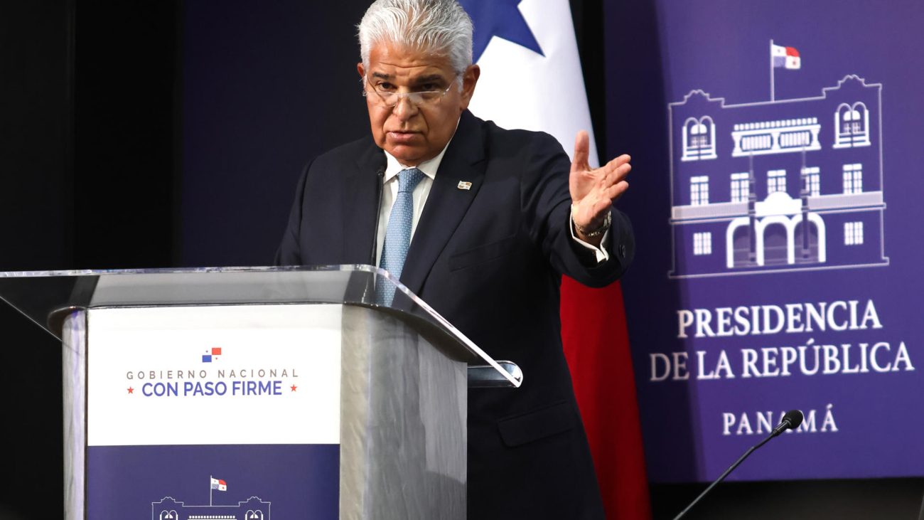 AME6221. CIUDAD DE PANAMÁ (PANAMÁ), 02/02/2025.- El presidente panameño, José Raúl Mulino, habla en una rueda de prensa tras reunirse con el secretario de Estado de Estados Unidos, Marco Rubio, este domingo en Ciudad de Panamá (Panamá). Mulino informó que en la reunión con Rubio, le trasladó que "la soberanía de Panamá no está en cuestión". EFE/ Gabriel Rodríguez