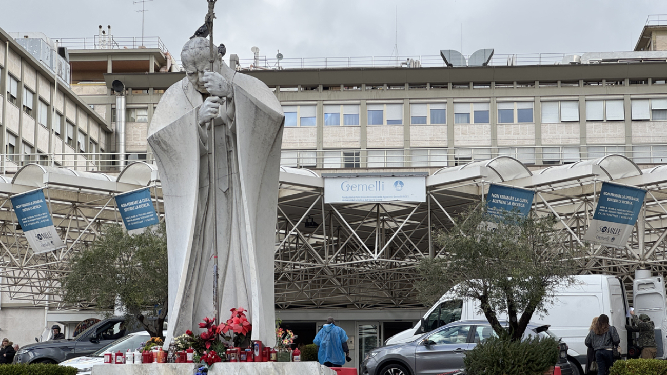 CIUDAD DEL VATICANO, 14/02/2025.- Una vista general del hospital Agostino Gemelli de Roma, donde el Papa Francisco, ingresó en la mañana del viernes para realizar algunos exámenes diagnósticos necesarios y continuar el tratamiento de la bronquitis, informó el Vaticano. Francisco no suspendió la agenda de hoy y se reunió, por ejemplo, con el presidente de Eslovaquia, Roberto Fico, pero tras sus reuniones fue ingresado en el Policlínico Agostino Gemelli. EFE/Daniel Cáceres