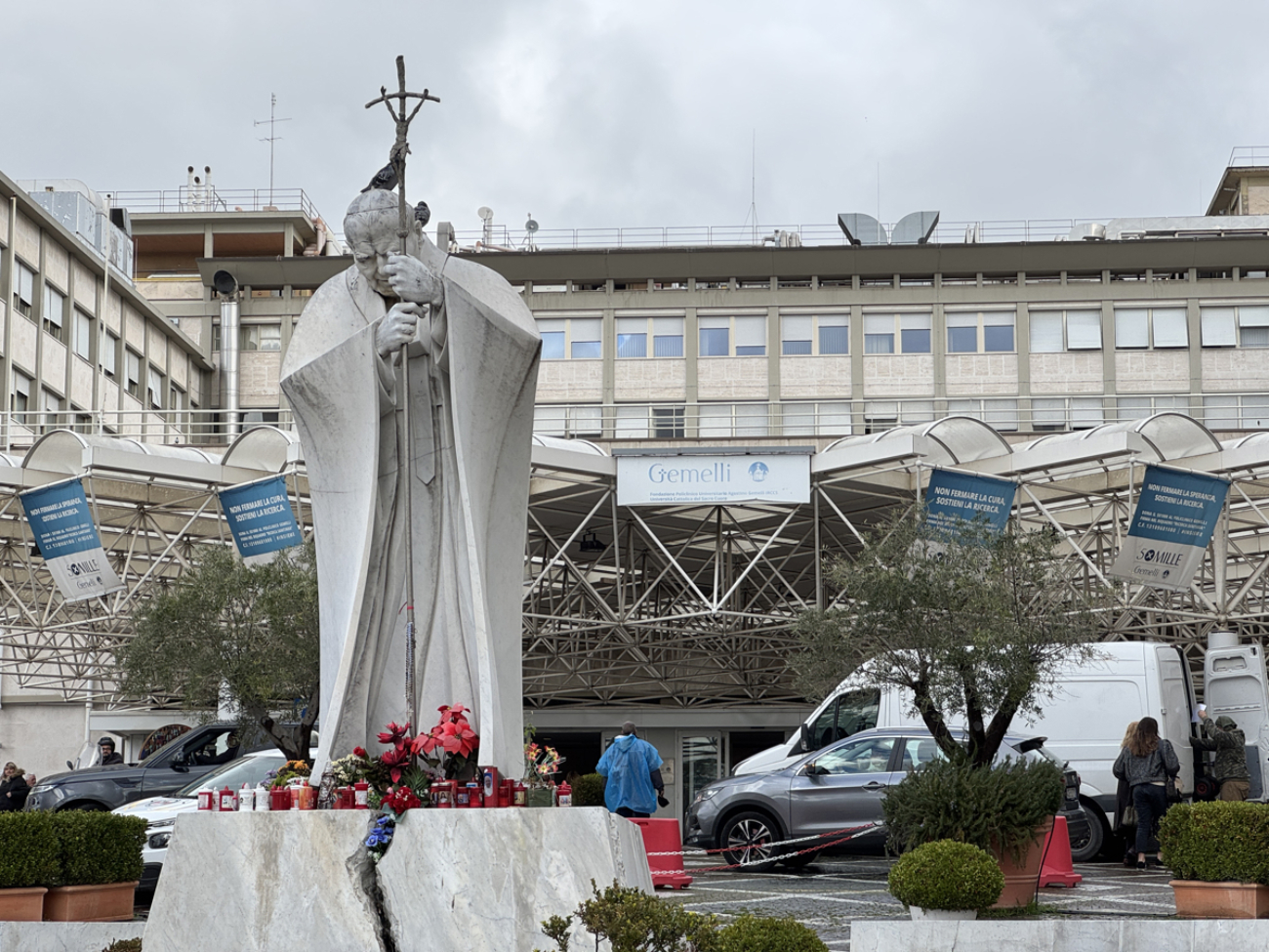 CIUDAD DEL VATICANO, 14/02/2025.- Una vista general del hospital Agostino Gemelli de Roma, donde el Papa Francisco, ingresó en la mañana del viernes para realizar algunos exámenes diagnósticos necesarios y continuar el tratamiento de la bronquitis, informó el Vaticano. Francisco no suspendió la agenda de hoy y se reunió, por ejemplo, con el presidente de Eslovaquia, Roberto Fico, pero tras sus reuniones fue ingresado en el Policlínico Agostino Gemelli. EFE/Daniel Cáceres