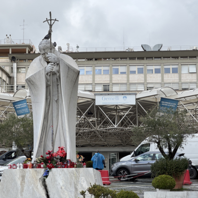 CIUDAD DEL VATICANO, 14/02/2025.- Una vista general del hospital Agostino Gemelli de Roma, donde el Papa Francisco, ingresó en la mañana del viernes para realizar algunos exámenes diagnósticos necesarios y continuar el tratamiento de la bronquitis, informó el Vaticano. Francisco no suspendió la agenda de hoy y se reunió, por ejemplo, con el presidente de Eslovaquia, Roberto Fico, pero tras sus reuniones fue ingresado en el Policlínico Agostino Gemelli. EFE/Daniel Cáceres