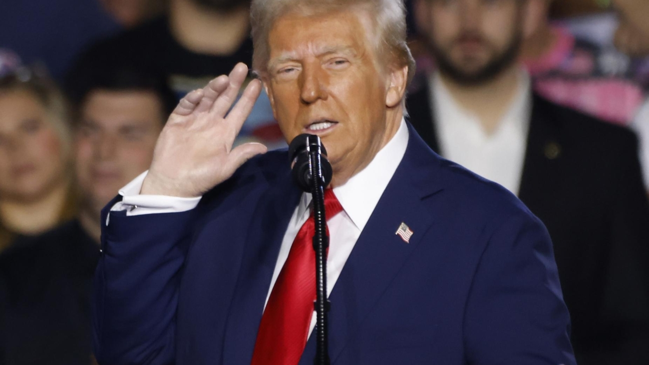 Las Vegas (United States), 25/01/2025.- US President Donald J. Trump speaks at an event at the Circa Resort and Casino in Las Vegas, Nevada, USA, 25 January 2025. EFE/EPA/BIZUAYEHU TESFAYE