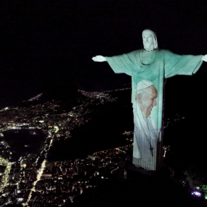 el-cristo-redentor-de-rio-de-janeiro-envia-un-mensaje-de-fuerza-al-papa-francisco-37268