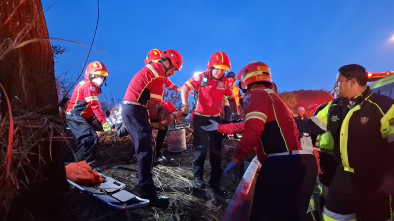 sube-a-51-la-cifra-de-fallecidos-por-la-caida-de-un-autobus-a-un-barranco-en-guatemala-36154