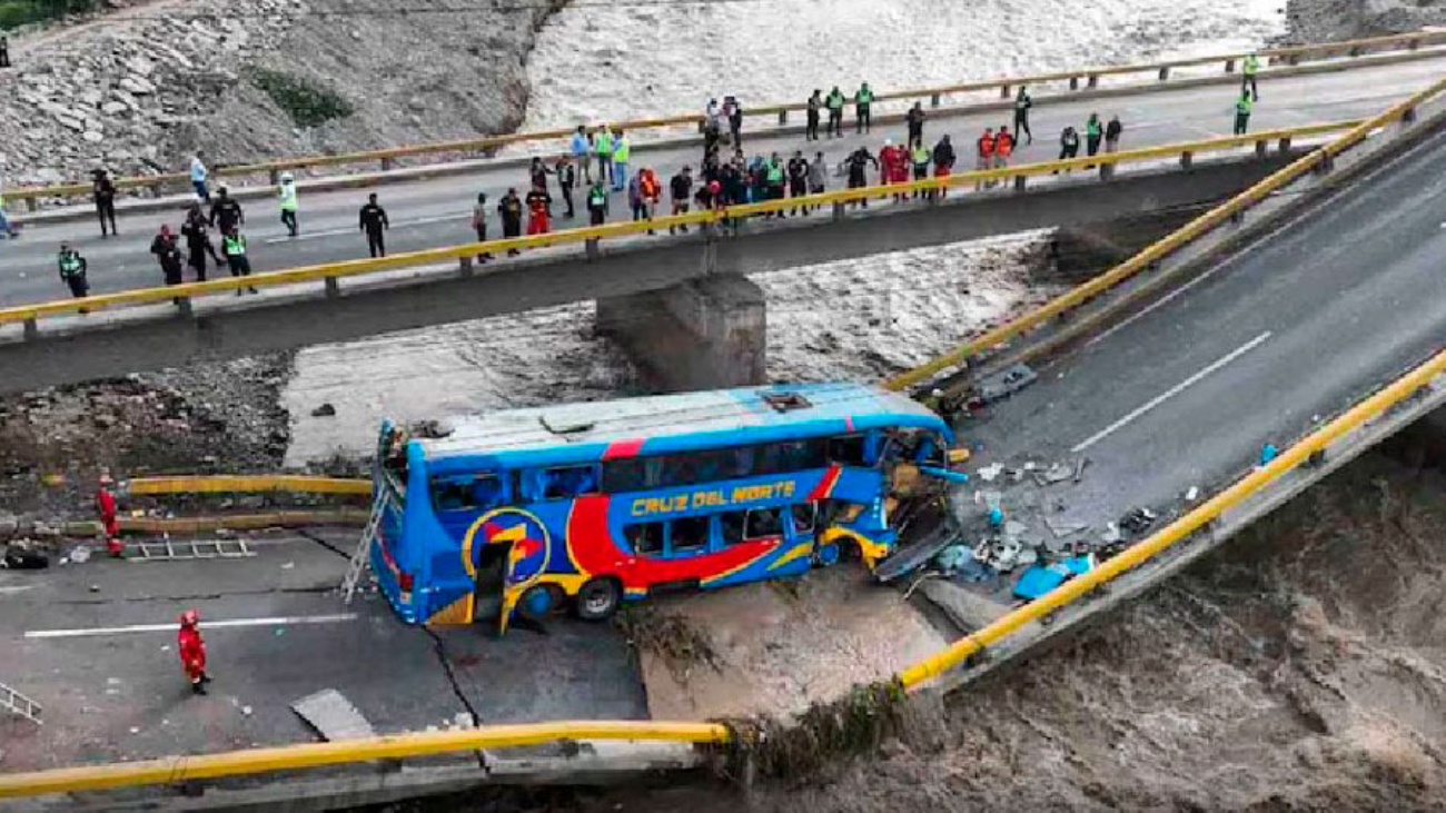 un-autobus-en-peru-cayo-al-rio-chancay-36406