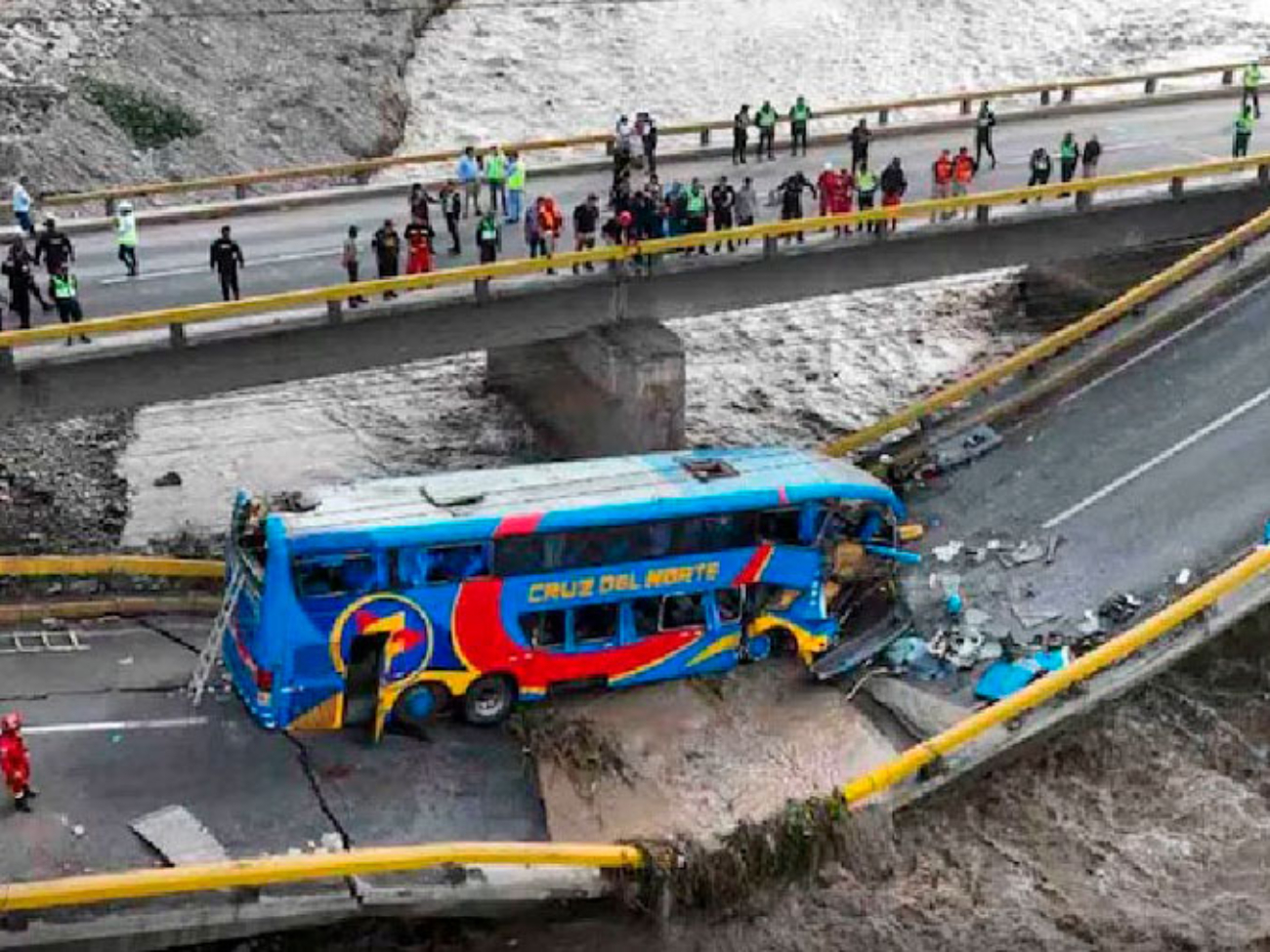 un-autobus-en-peru-cayo-al-rio-chancay-36406