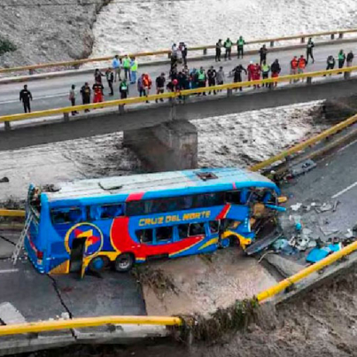 un-autobus-en-peru-cayo-al-rio-chancay-36406