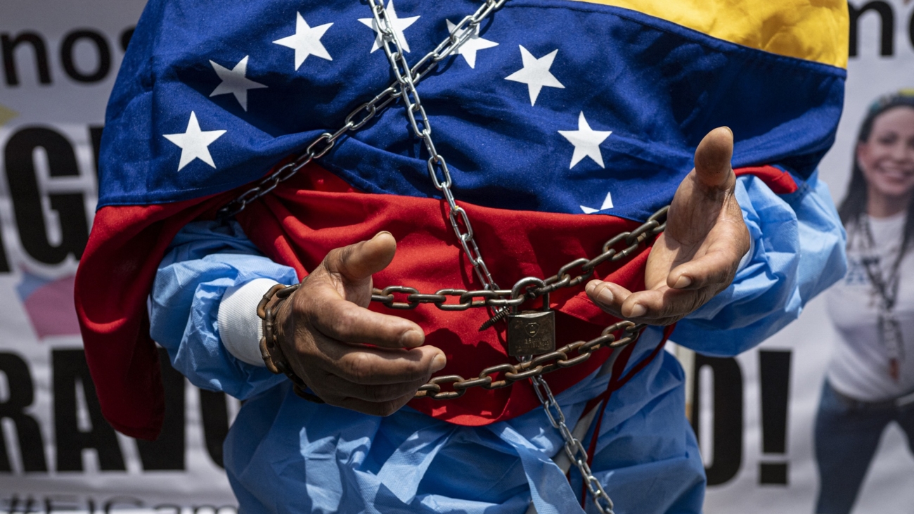 Venezuelan citizens hold a protest against President Nicolas Maduro inauguration in Caracas, in front of the Venezuelan embassy in Lima on January 10, 2025. Maduro, in power since 2013, took the oath of office for a third term despite a global outcry that brought thousands out in protest on the ceremony's eve. (Photo by ERNESTO BENAVIDES / AFP)