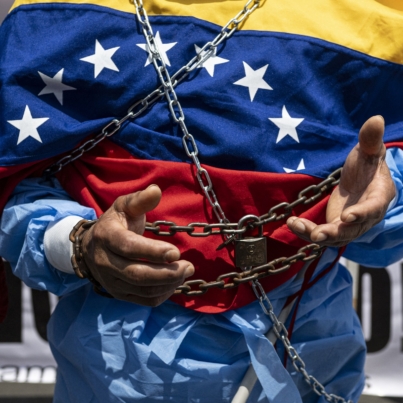 Venezuelan citizens hold a protest against President Nicolas Maduro inauguration in Caracas, in front of the Venezuelan embassy in Lima on January 10, 2025. Maduro, in power since 2013, took the oath of office for a third term despite a global outcry that brought thousands out in protest on the ceremony's eve. (Photo by ERNESTO BENAVIDES / AFP)