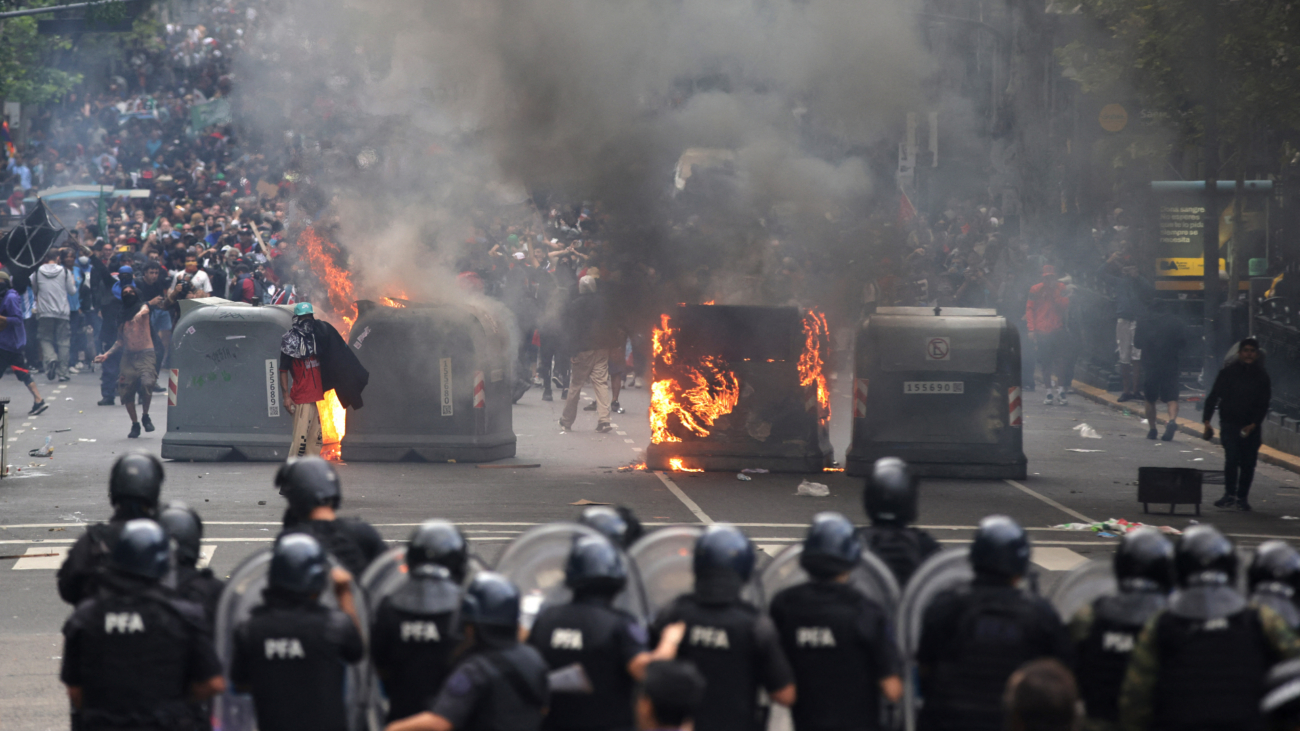 cortesia-la-policia-antidisturbios-se-enfrenta-a-manifestantes-37918