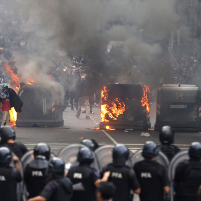 cortesia-la-policia-antidisturbios-se-enfrenta-a-manifestantes-37918