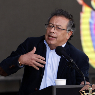 AME1132. BOGOTÁ (COLOMBIA), 26/01/2025.- Fotografía de archivo del presidente de Colombia, Gustavo Petro, durante una concentración de seguidores, en la Plaza Bolívar de Bogotá (Colombia). Petro afirmó este domingo que en el país hay 15.660 estadounidenses establecidos de "manera irregular" y los invitó a acercarse a "regularizar su situación". EFE/ Mauricio Dueñas Castañeda ARCHIVO