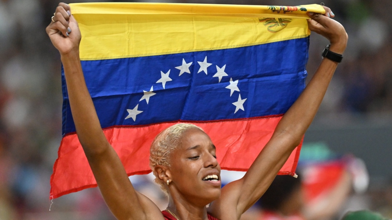 Budapest (Hungary), 25/08/2023.- Yulimar Rojas of Venezuela celebrates her victory after the final of women's triple jump of the World Athletics Championships in the National Athletics Centre in Budapest, Hungary, 25 August 2023. (Mundial de Atletismo, Triple salto, Hungría) EFE/EPA/Zsolt Czegledi HUNGARY OUT