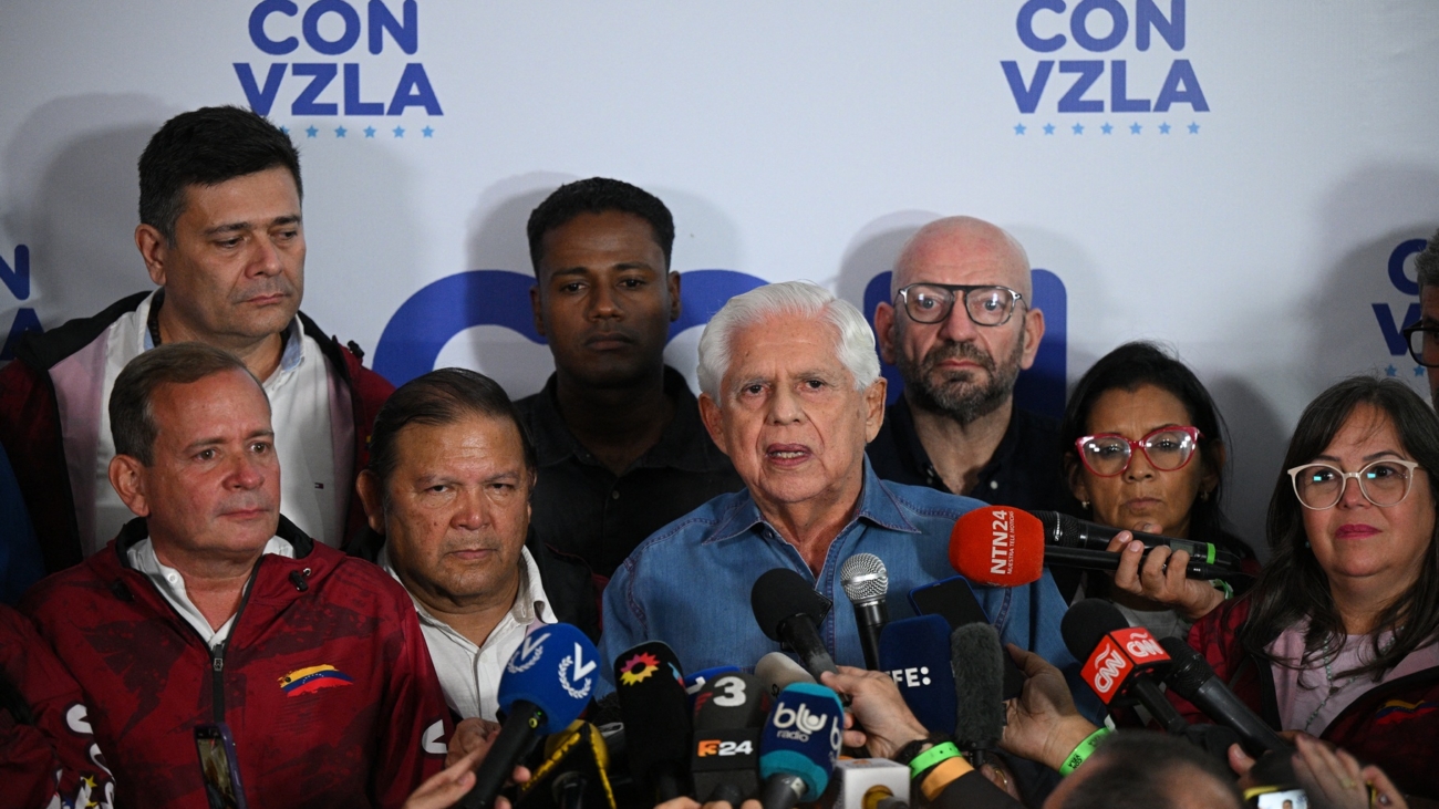 Omar Barboza, leader of the opposition party Un Nuevo Tiempo, talks to the media as he waits for the presidential election results in Caracas on July 28, 2024. With bated breath, Venezuela awaited the results Sunday of a fraught presidential election in which socialist incumbent Nicolas Maduro faced the biggest challenge yet to his party's 25-year hold on power. (Photo by Federico PARRA / AFP)