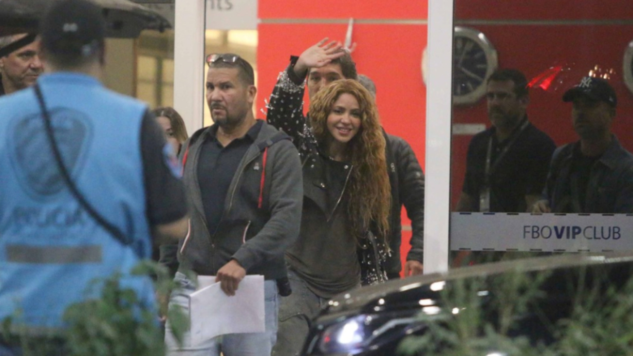 shakira-llego-a-argentina-tras-cancelar-sus-shows-en-chile-look-canchero-y-saludo-a-sus-fans-37572