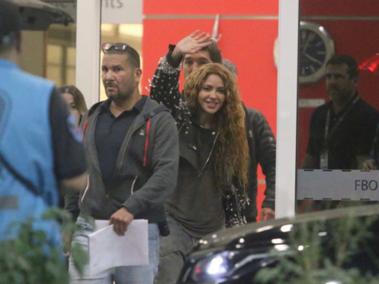 shakira-llego-a-argentina-tras-cancelar-sus-shows-en-chile-look-canchero-y-saludo-a-sus-fans-37572